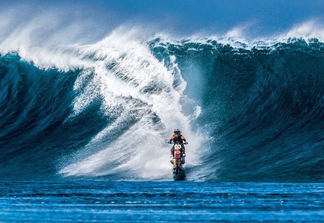 Robbie Maddison Desce Teahupoo de Moto!