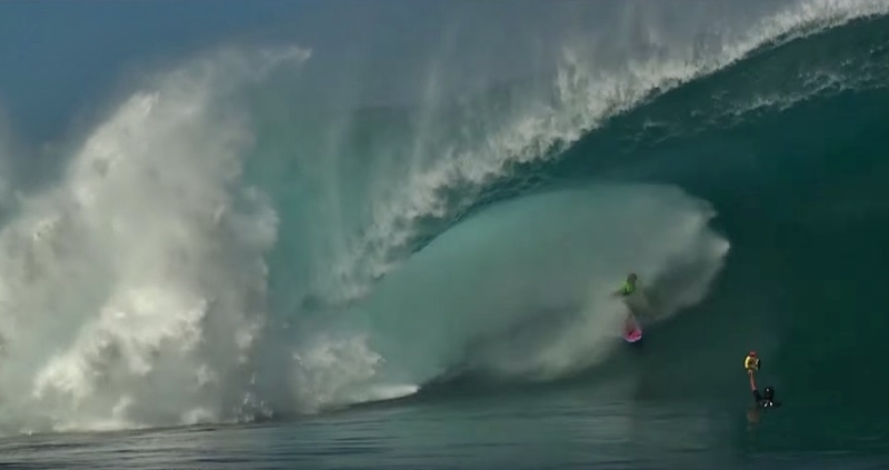 Matahi Drollet numa bomba em Teahupoo - XXL Ride of The Year