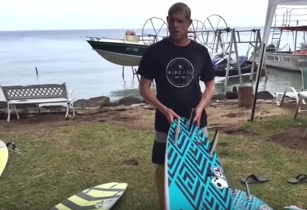 Mick Fanning muda cor das pranchas devido ao ataque em J-Bay