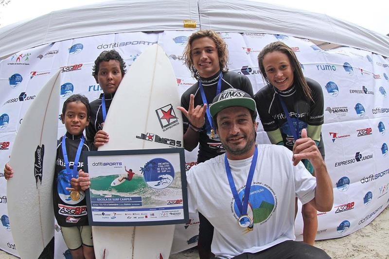 Escola Adriano Camargo leva a melhor na praia da Baleia