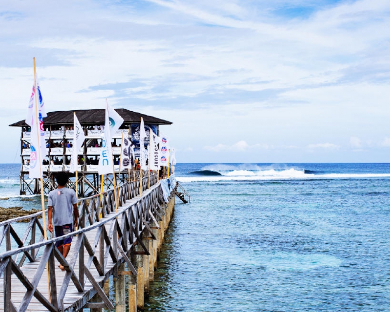 Brent Symes é agredido com tacos e garrafas por locais na Filipinas