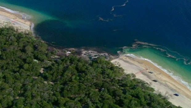 Turistas escapam por pouco após buraco engolir praia na Austrália