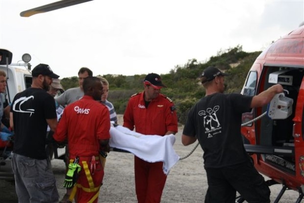 Surfista Atacado por Tubarão na Frente de Equipe de Resgate