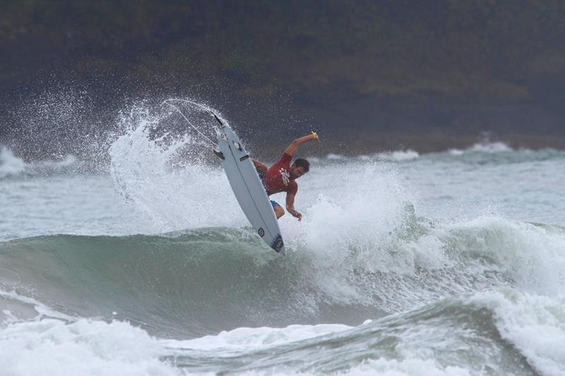 Cinco brasileiros passam para o sábado no Mahalo Surf Eco Festival