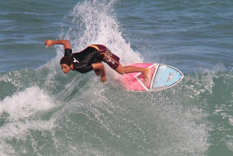 Groms caem na água e dão show na abertura do Rota do Mar Pro Surf na Pipa