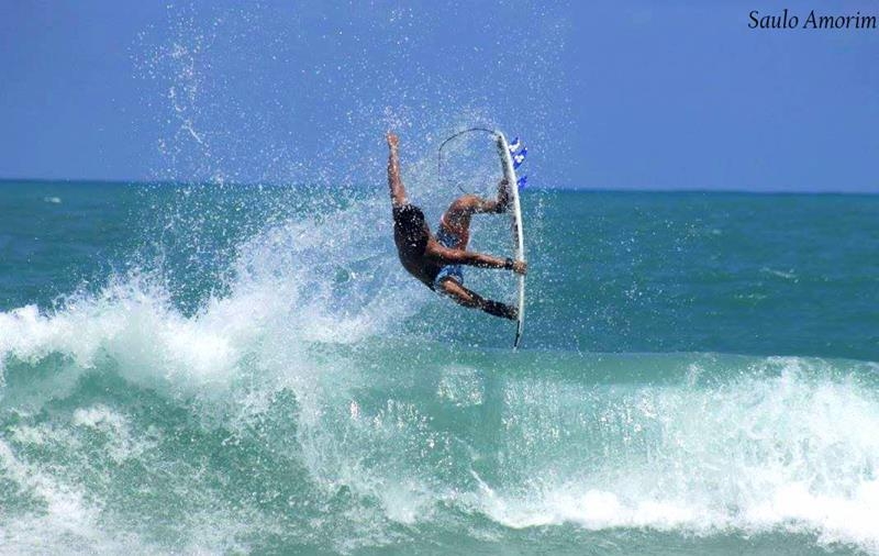 Italo Ferreira quebrando na Praia do Amor