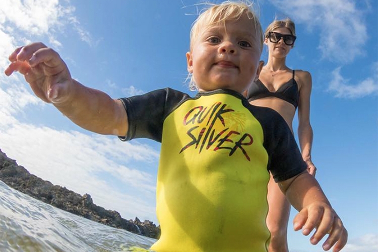 SLATER SALVA MÃE E BEBÊ ARRASTADOS POR UMA ONDA NO HAVAÍ