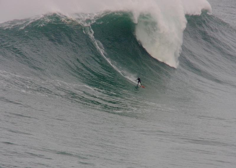 Atowinj em sessão pesada em Nazaré