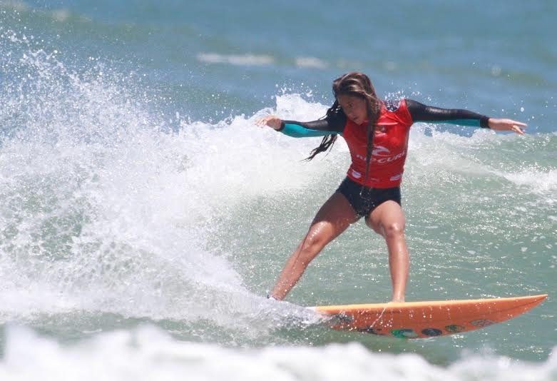 Carol Bonelli defende a liderança do Rip Curl Grom Search