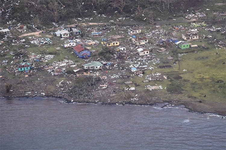 CICLONE TROPICAL WINSTON DEVASTA FIJI. SAIBA COMO AJUDAR