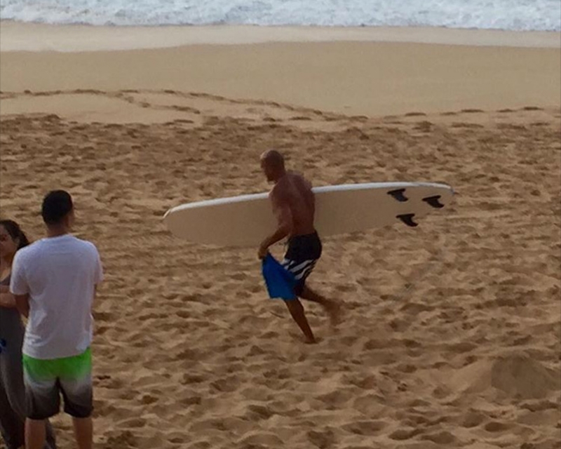 Kelly Slater ajuda a salvar a vida de dois nadadores em Pipeline