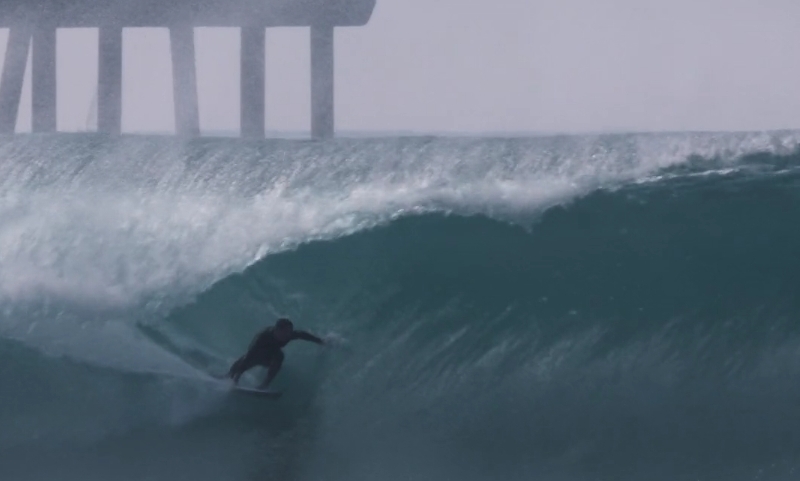 Mitch Crews atrás das ondas em Los Angeles