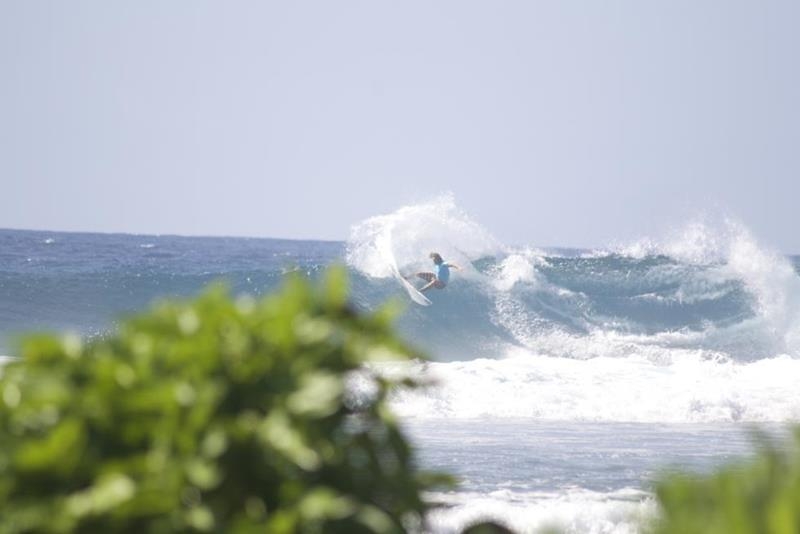 Kai Mana Henry vence QS 1000 nos tubos de Rangiroa