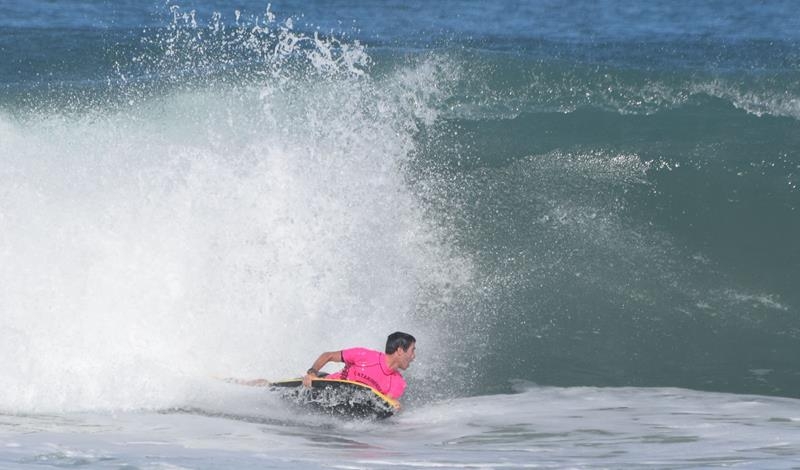 Luis Villar e Perola de Souza vencem na Praia Mole com altas ondas