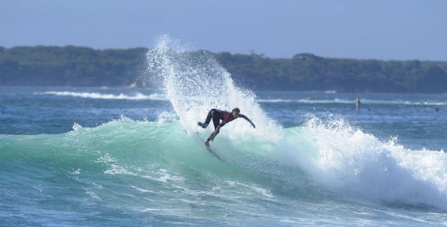 Surfista Profissional Atacado por Tubarão na Austrália