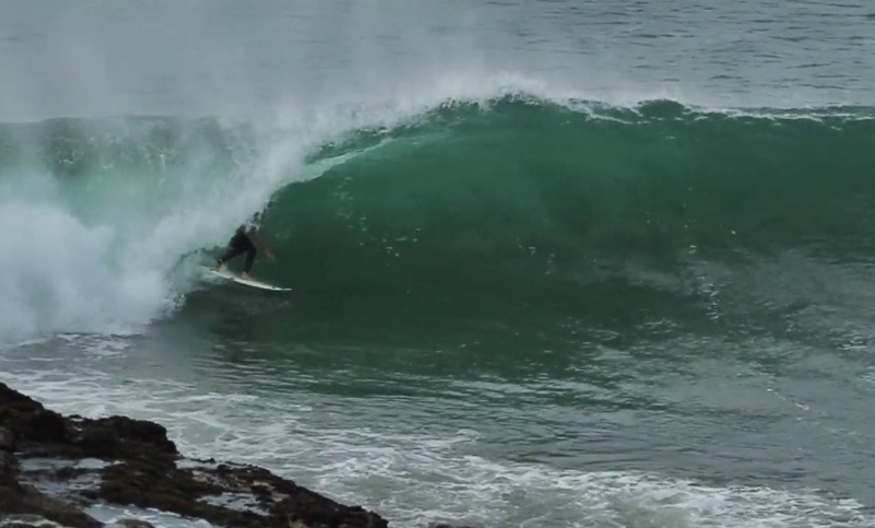 Cristobal de Col e Alvaro Malpartida atrás de swells no Peru