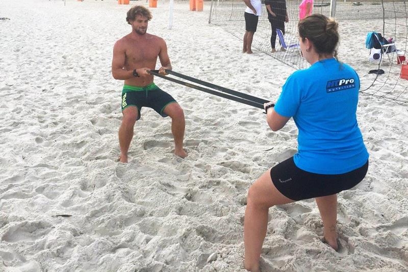 Já no round 3 do Rio Pro, Alejo treina forte na Barra em layday