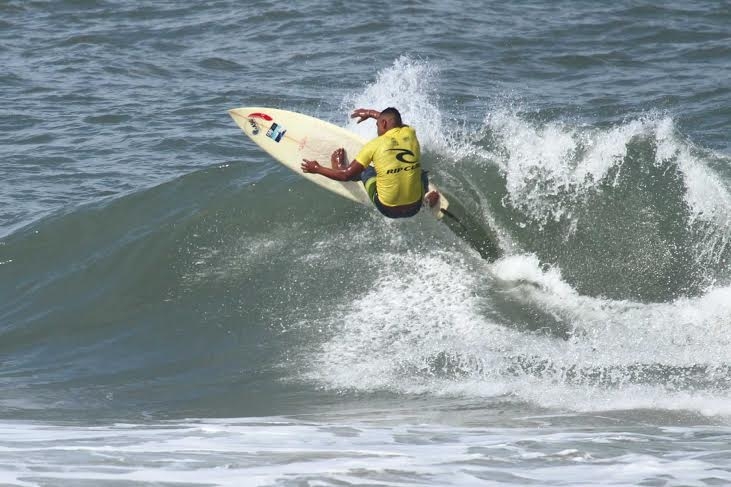 Ricardo Silva busca novo título no Rip Curl Guarujaense de Surf