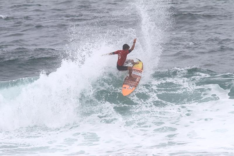 Pedro Neves é destaque na abertura do Fluminense Pro Junior em Saquarema