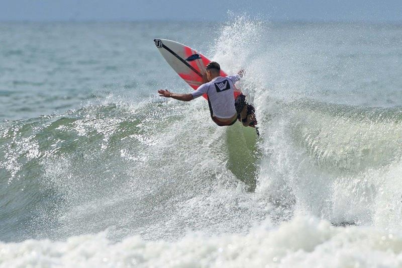 Alax Soares é destaque no 21º A Tribuna de Surf Colegial