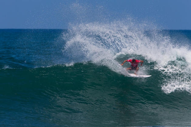 Hawaiian Pro Começa com boas ondas em Haleiwa