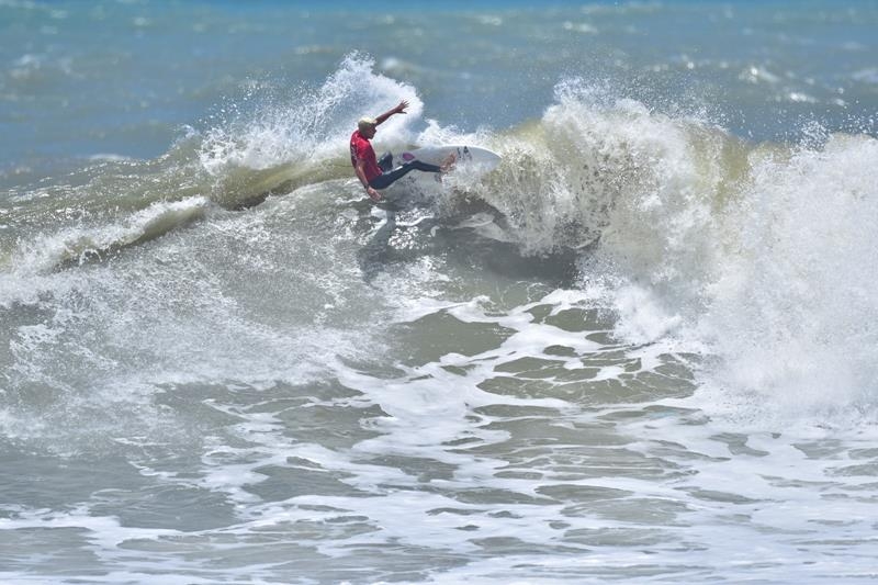 Fluminense de Surf Pro Jr. com altas ondas em Grumari