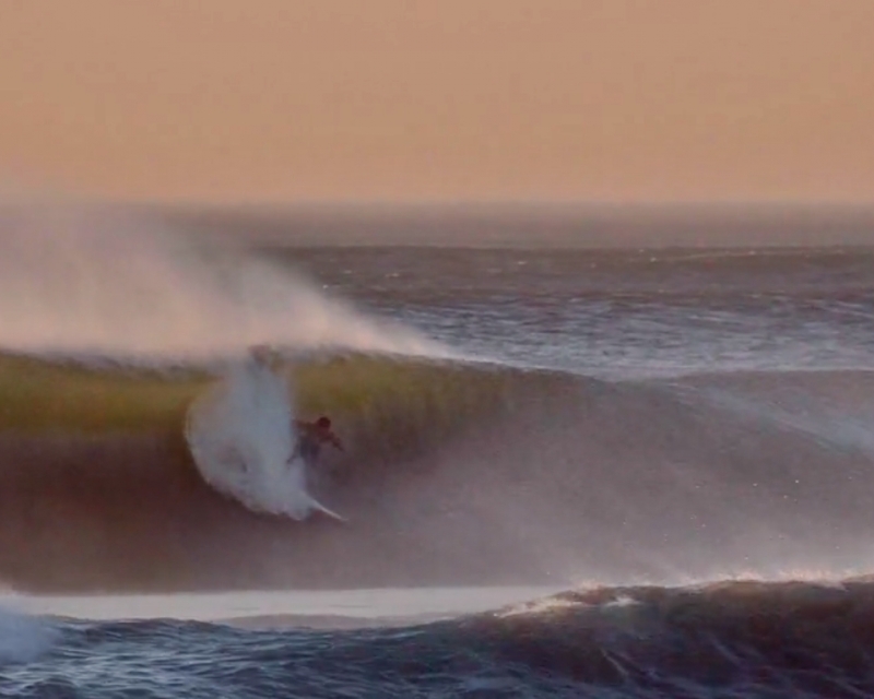 Clay Marzo faz o trilho em Baja California