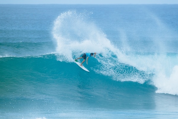 Vans World Cup recomeça com grandes ondas em Sunset Beach