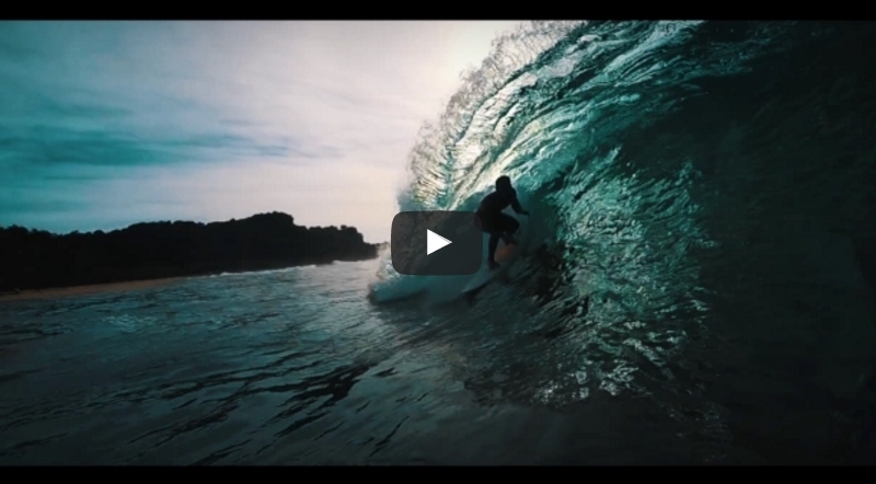 Patrick Tamberg entubando profundo em Noronha