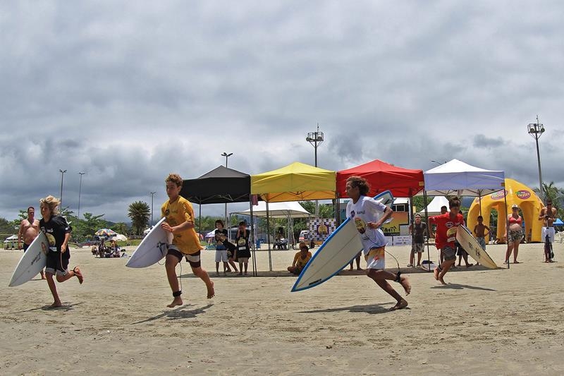 Escola Adriano Camargo domina Encontro Paulista de Escolas de Surf