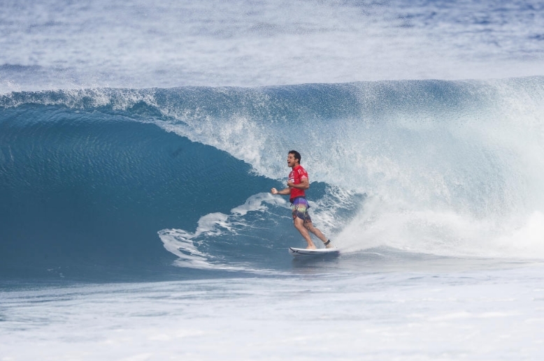 Michel Bourez é o grande campeão do Billabong Pipe Masters 2016