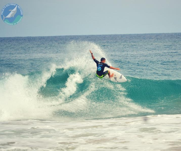 Show de surf na 1ª etapa do 7º Circuito Projeto Golfinho Rotador de Surf em Noronha