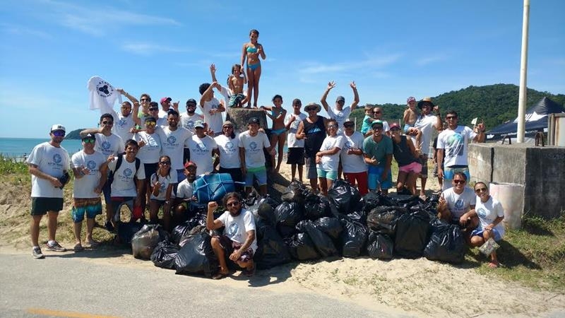 1º Mutirão Ecológico da ASPI na praia da Atalaia foi um sucesso