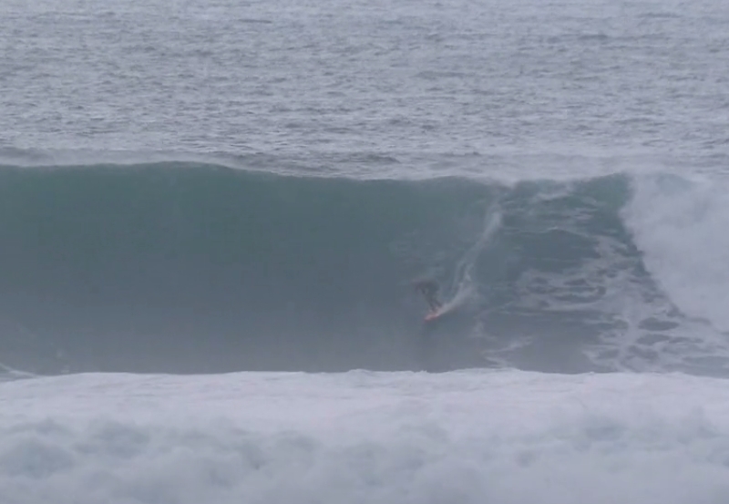 Swell acorda laje em Shark Island