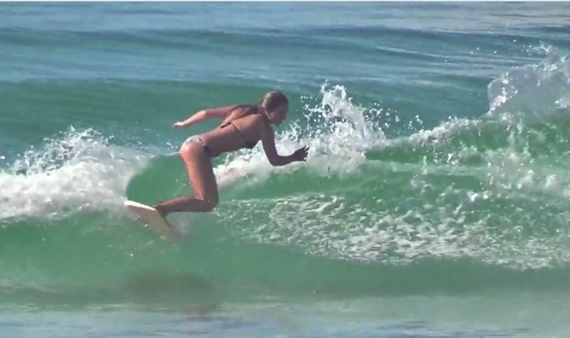 Marina Arruda quebrando no surf e nas artes 