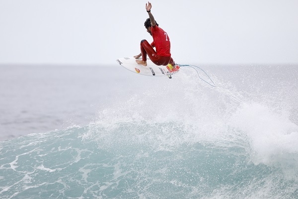 Filipe Toledo estreia com primeiro 10 do Rip Curl Pro