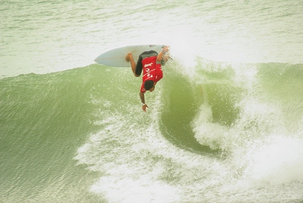 Rip Curl Pro Argentina define os semifinalistas no icônico Yacht