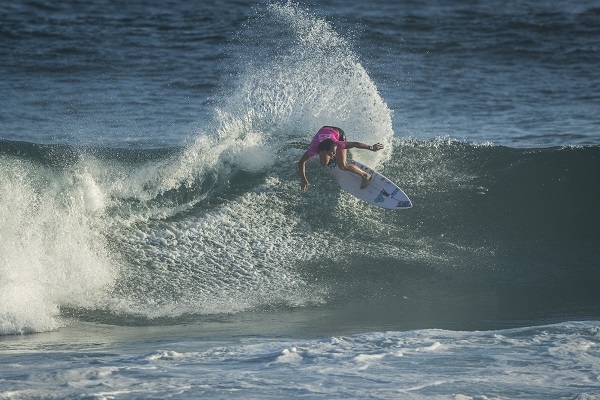 Meninas fecham o primeiro dia do Oi Rio Pro em Saquarema