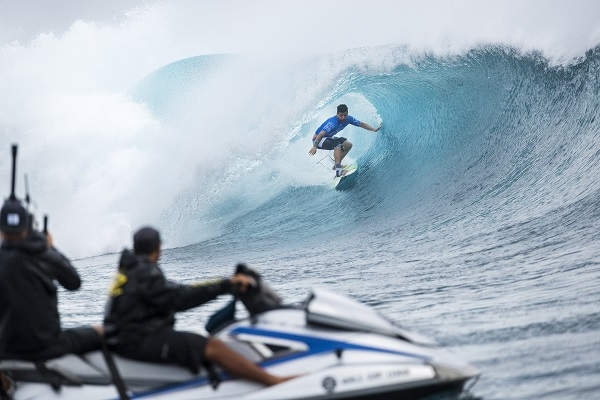 Italo e Ian brilham nos tubos do Outerknown Fiji Pro