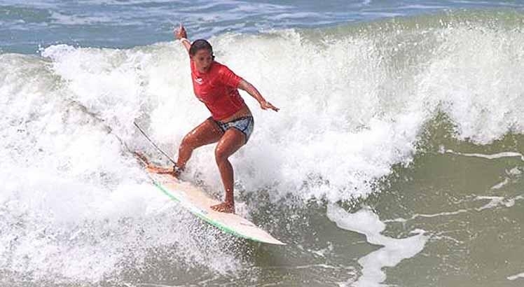 Mulheres ao mar em Maracaípe