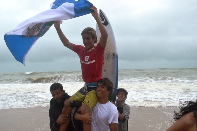 Daniel Templar chega como destaque no CBSurf Junior Tour