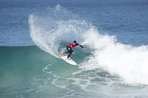 Medina já é semifinalista e Filipe tira outro 10 em J-Bay