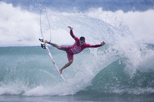 Filipe Toledo e Silvana Lima avançam no US Open of Surfing