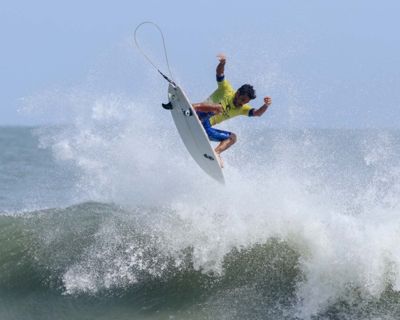 Edgard Groggia é o mais radical no Rip Curl Guarujá Open de Surf 2017