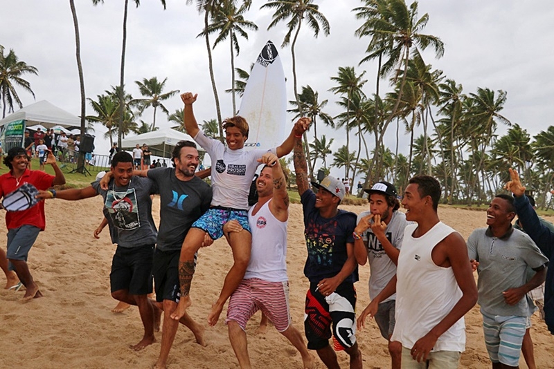 Yagê Araújo comanda a festa no Tablas Surf Pro na praia do Surf, em Vilas do Atlântico