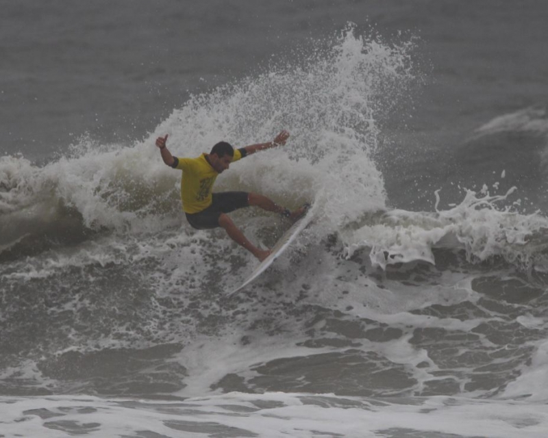 30 pés de surf PRO/AM rolou com altas ondas em Matinhos