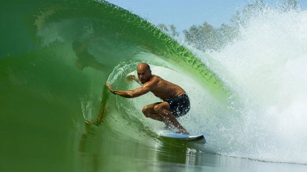 Piscina artificial de Kelly Slater receberá evento-teste com surfistas de elite