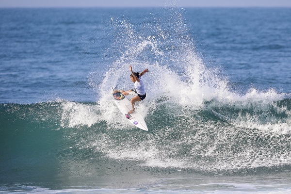 Silvana Lima bate duas campeãs mundiais em Trestles