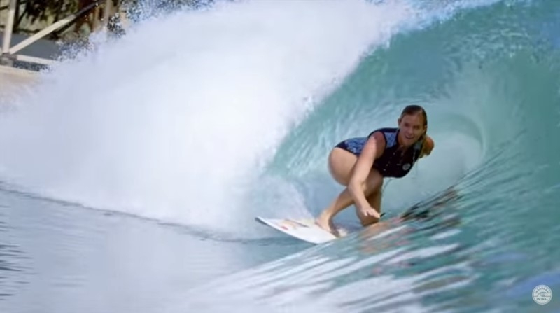 Bethany Hamilton Surfa a Onda de Kelly Slater