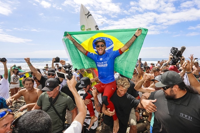 Filipinho dá show, bate Jordy Smith na final e completa dobradinha em Trestles